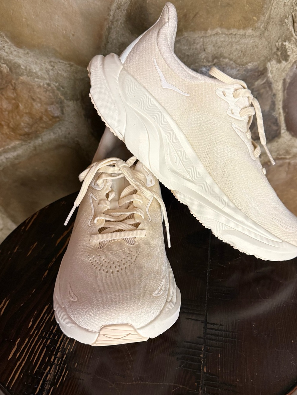 HOKA One One Arahi 7 Cream Off White Running Shoes Women’s Size 6.5 D Wide 11687